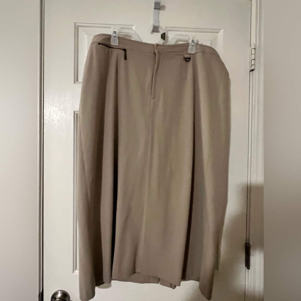 Women’s tan skirt, in excellent condition Size 18W